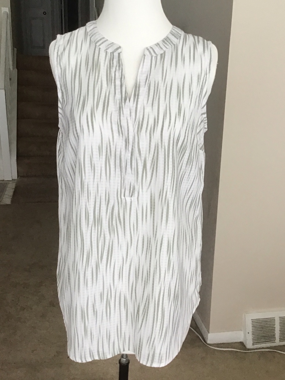 Sandra Ingrish White and Green Sleeveless Notch-Neck Blouse